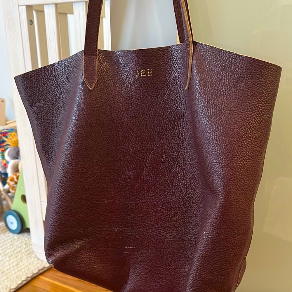 Cuyana Cabernet Leather Tote Bag with Structured Design